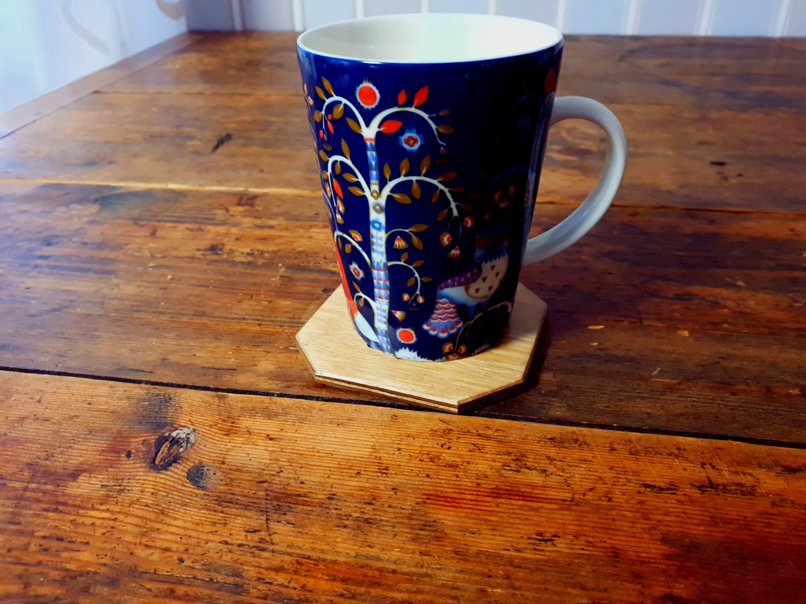 Mustriga tassialused